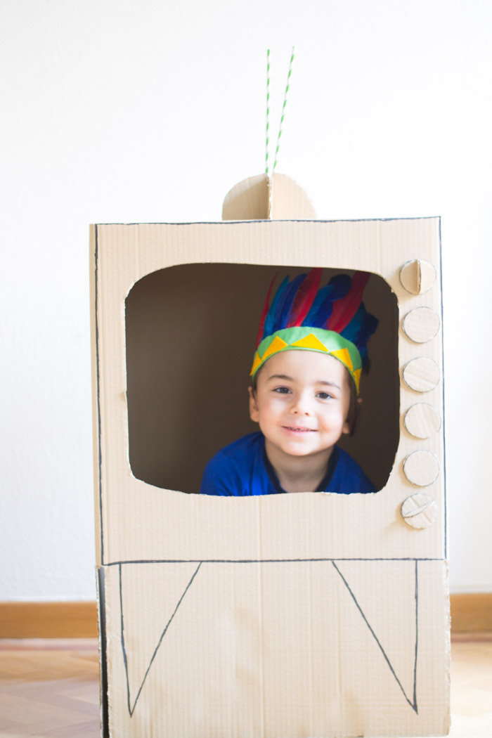 Como hacer una televisión para los niños con una caja