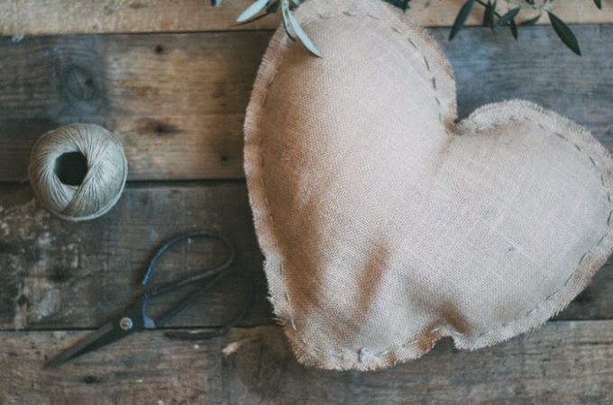 Crea un cojín con tela de saco